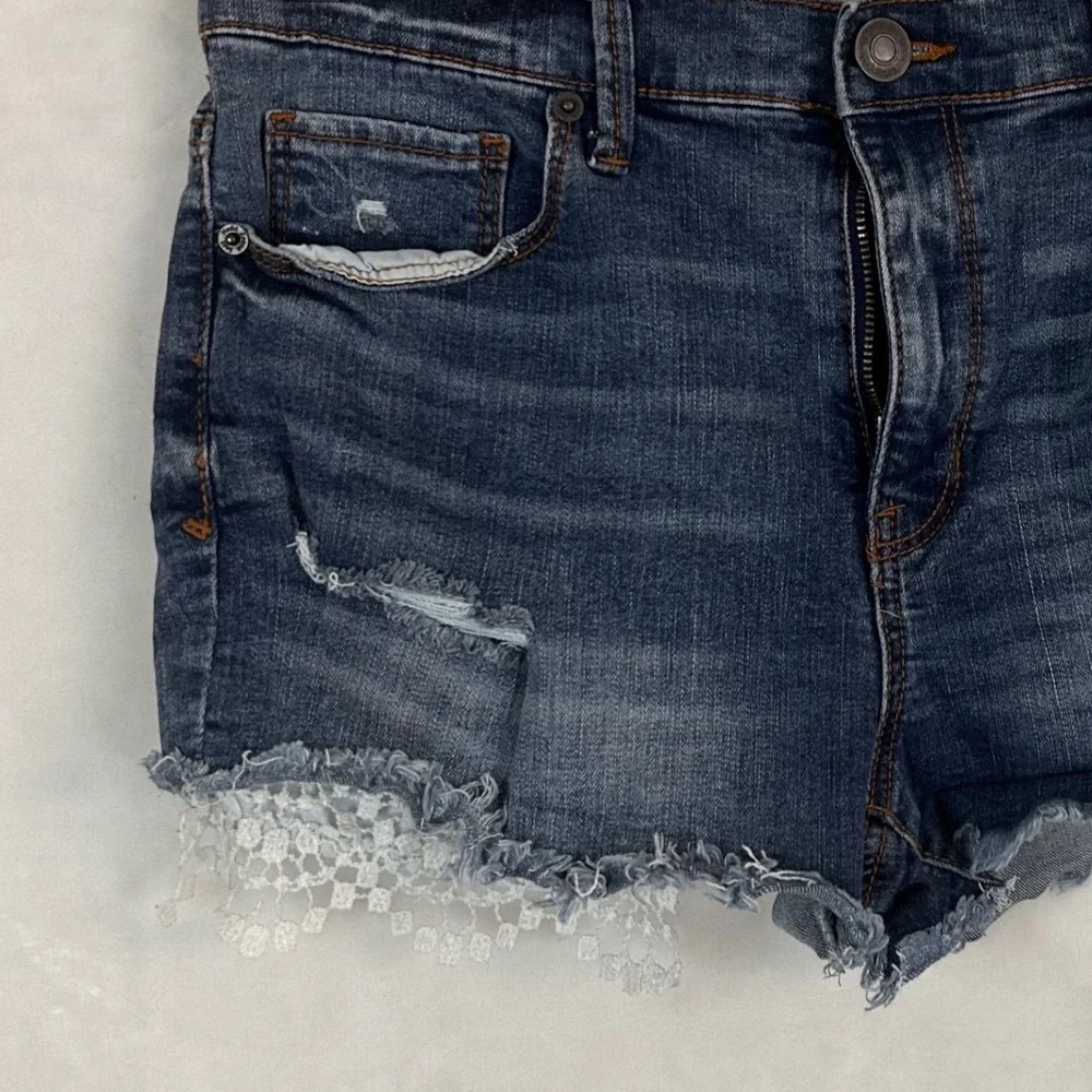 Mudd Women's 11 Distressed Denim Shorts Medium Wash Crochet Lace Trim Boho Indie